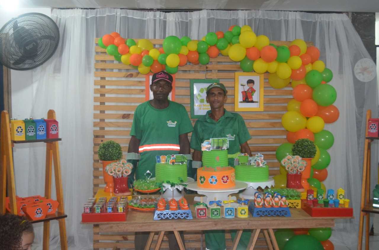 Camacã: Criança fã de Frank, o caminhão de Lixo, comemora aniversário com funcionários da limpeza
